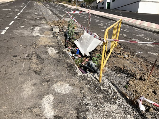 Calle Carrero Blanco con tuberías al descubierto (Imagen tomada por Cs).jpg