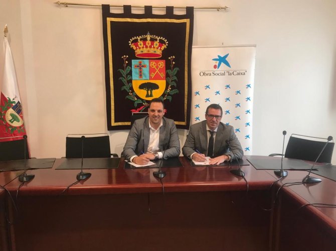 Jonathan Felipe, Alcalde del municipio y Rodrigo Toledo, Director de La Caixa Breña Alta