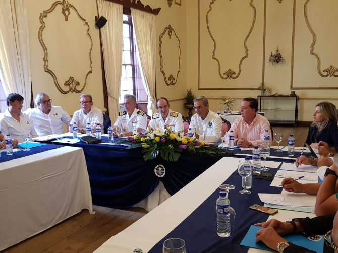 foto almirante ayudante 8jun19.jpg