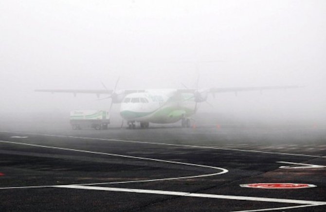 niebla-en-aeropuerto-los-rodeos-tenerife-norte-avion-binter-030710-mpp-7_552-e1310983657300.jpg