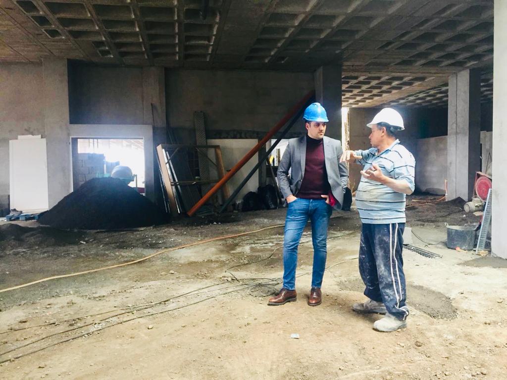 El alcaldde visitando las obras en Los Álamos.jpg