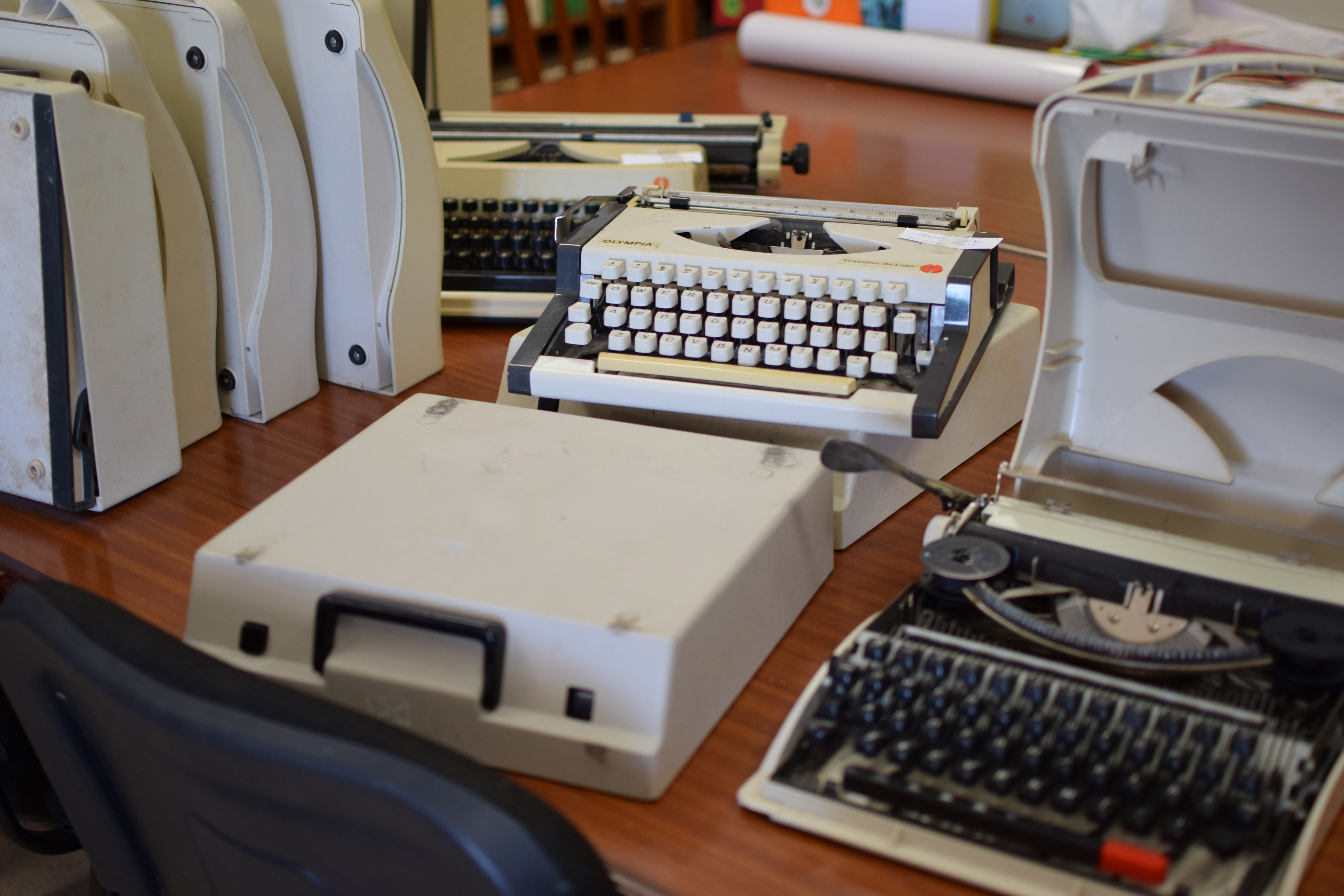 Donación máquinas de escribir a las bibliotecas (2).jpg