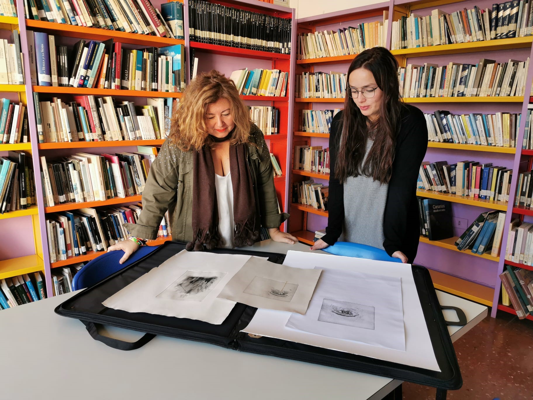 Charo González Palmero con Ángela González Álvarez (Ángela Glezal), encargada de realizar la portada del primer número de la programación trimestral de El Secadero