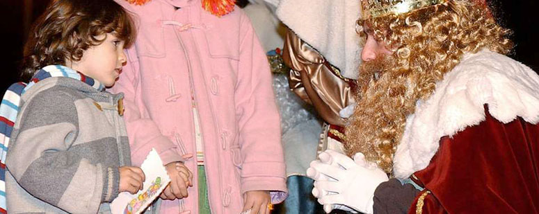 NIÑO ENTREGANDO CARTA A SSMM LOS REYES.jpg