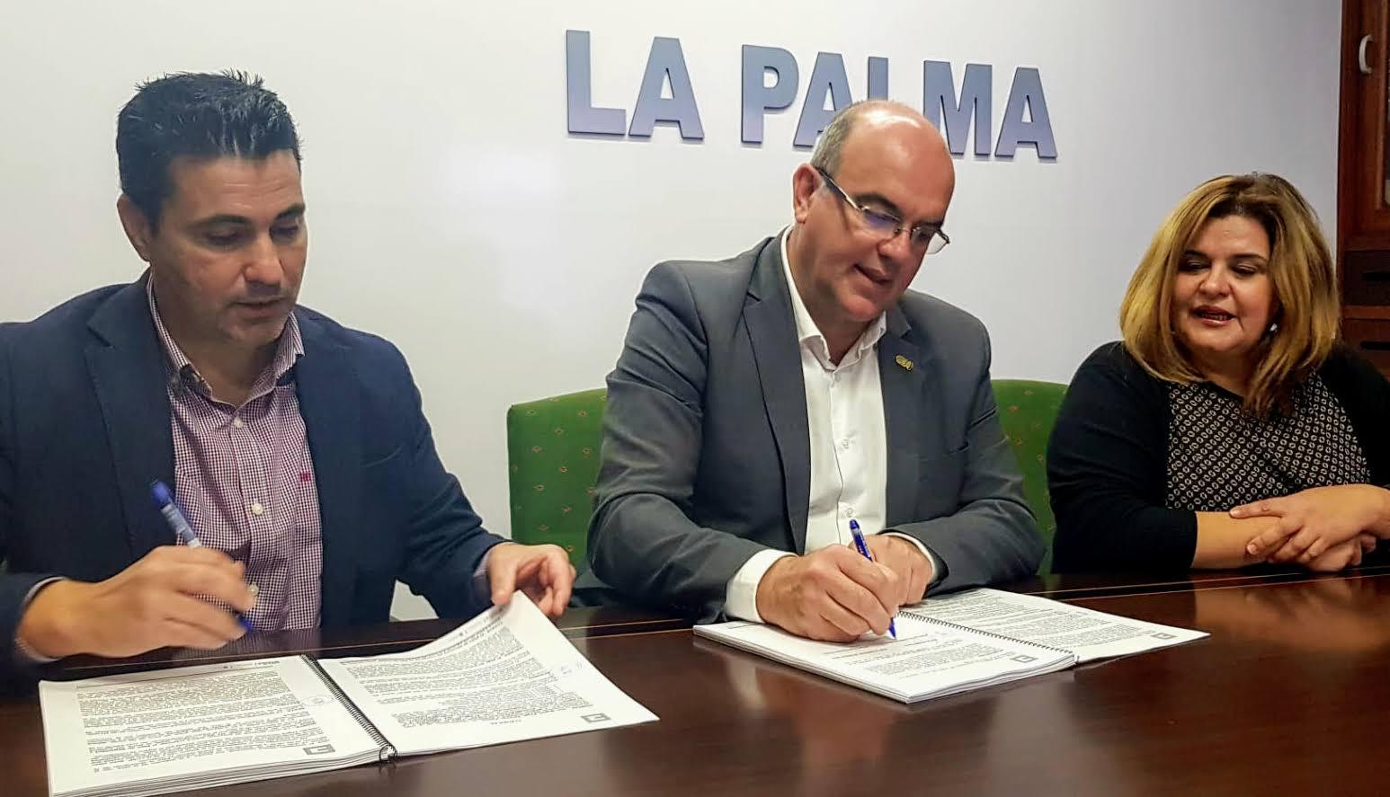 el consejero de Infraestructuras del Cabildo de La Palma, Anselmo Pestana firmando el contrato de las obras