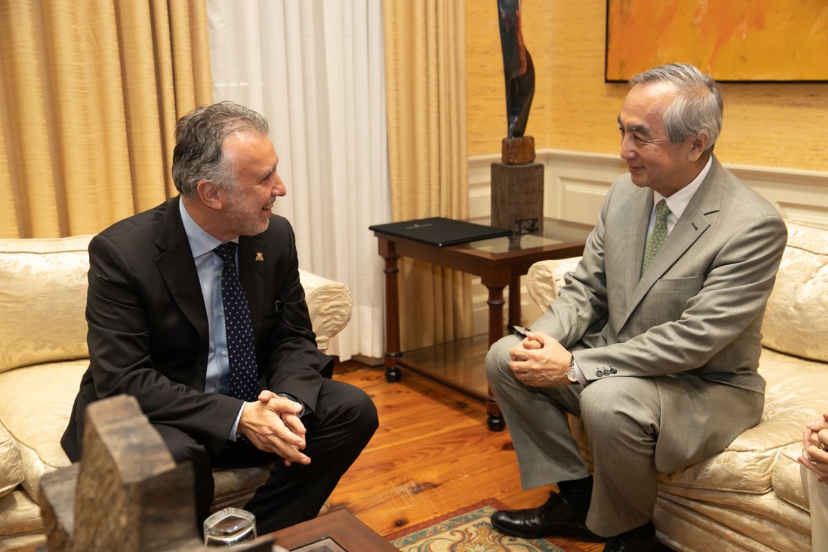 El presidente del Gobierno de Canarias, Ángel Víctor Torres, y el embajador de Japón en España, Kenji Hiramatsu