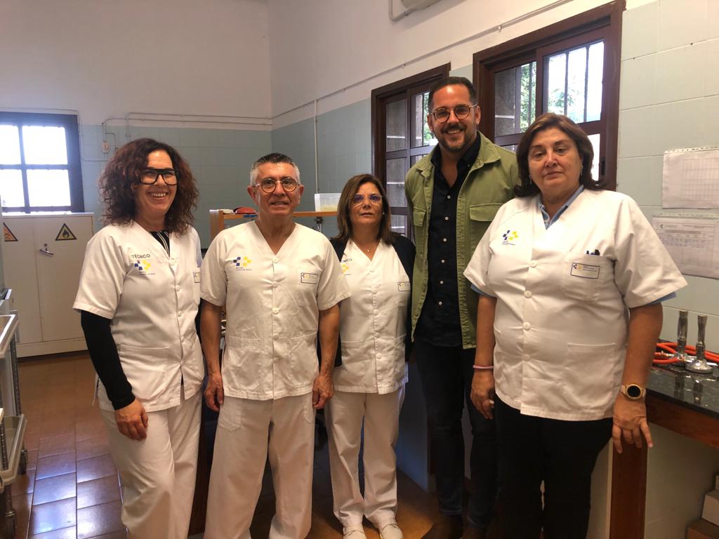 El director del Área de Salud con el equipo de laboratorio.jpeg