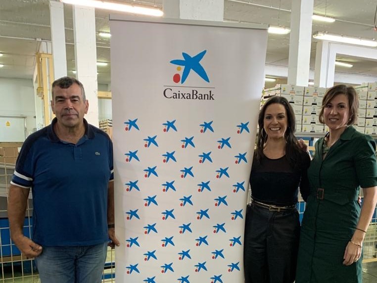 Víctor Manuel Rodríguez, presidente de la cooperativa La Prosperidad, acompañado de la directora de área de CaixaBank en La Palma, Laura García, y la responsable de la oficina de la entidad en Tijarafe, Mónica Barreto.