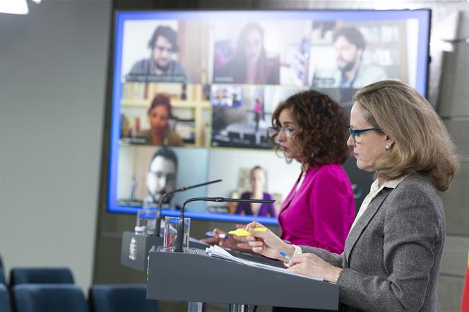 La ministra de Hacienda y portavoz del Gobierno, María Jesús Montero, y la vicepresidenta tercera y ministra de Asuntos Económicos y Transformación Digital, Nadia Calviño