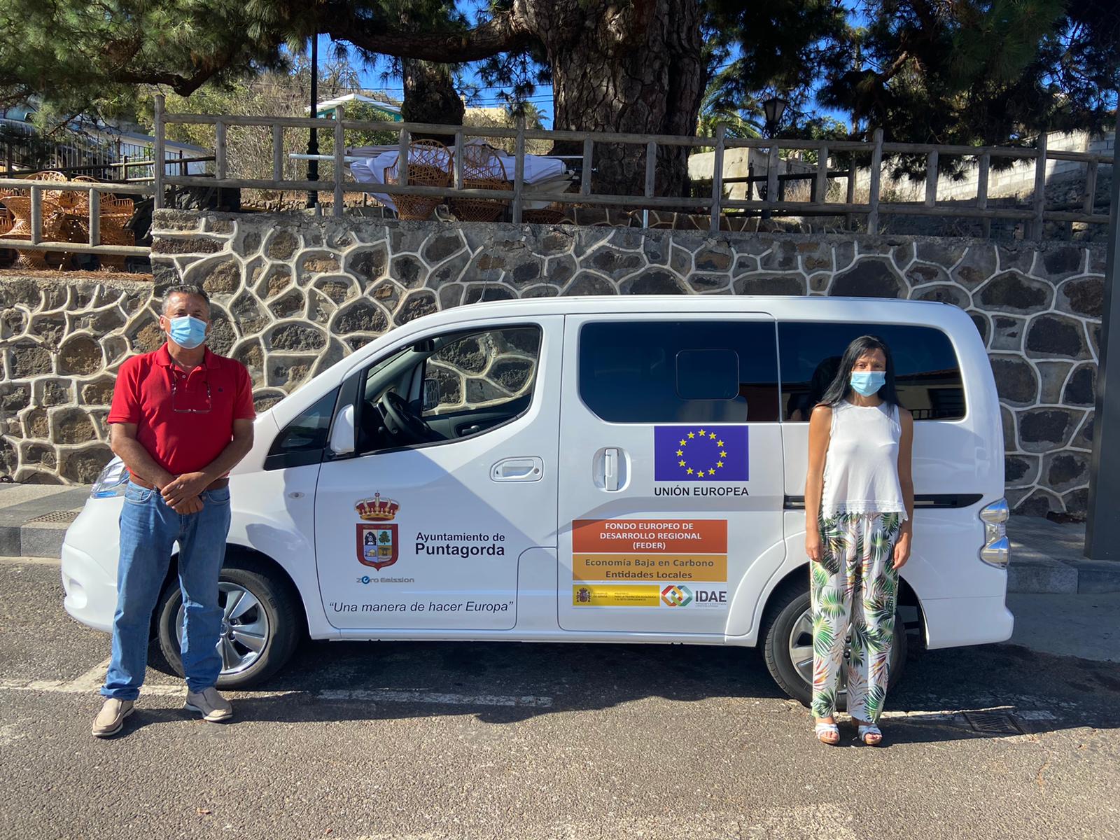 En la imagen, el alcalde de Puntagorda, Vicente Rodríguez, con la teniente alcalde, Silvia Martín, en la recepción del nuevo veh