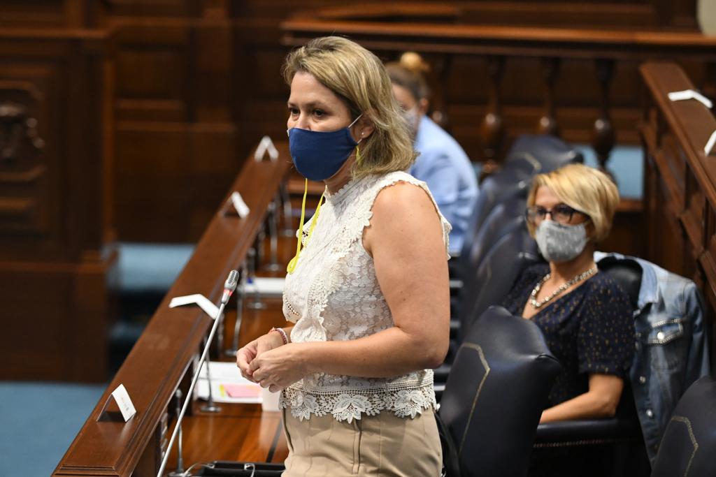 Consejera Alicia Vanoostende en el Pleno del Parlamento.jpg