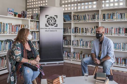 La concejala de Cultura, Rosario González Palmero, junto al presidente del Centro de Fotografía Isla Bonita, Arturo Rodríguez