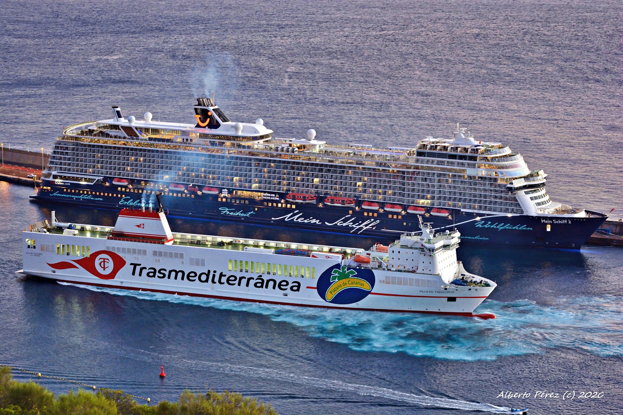 El Buque Villa de Tazacorte y Mein Schiff 2 en el puerto de Santa Cruz de la Palma