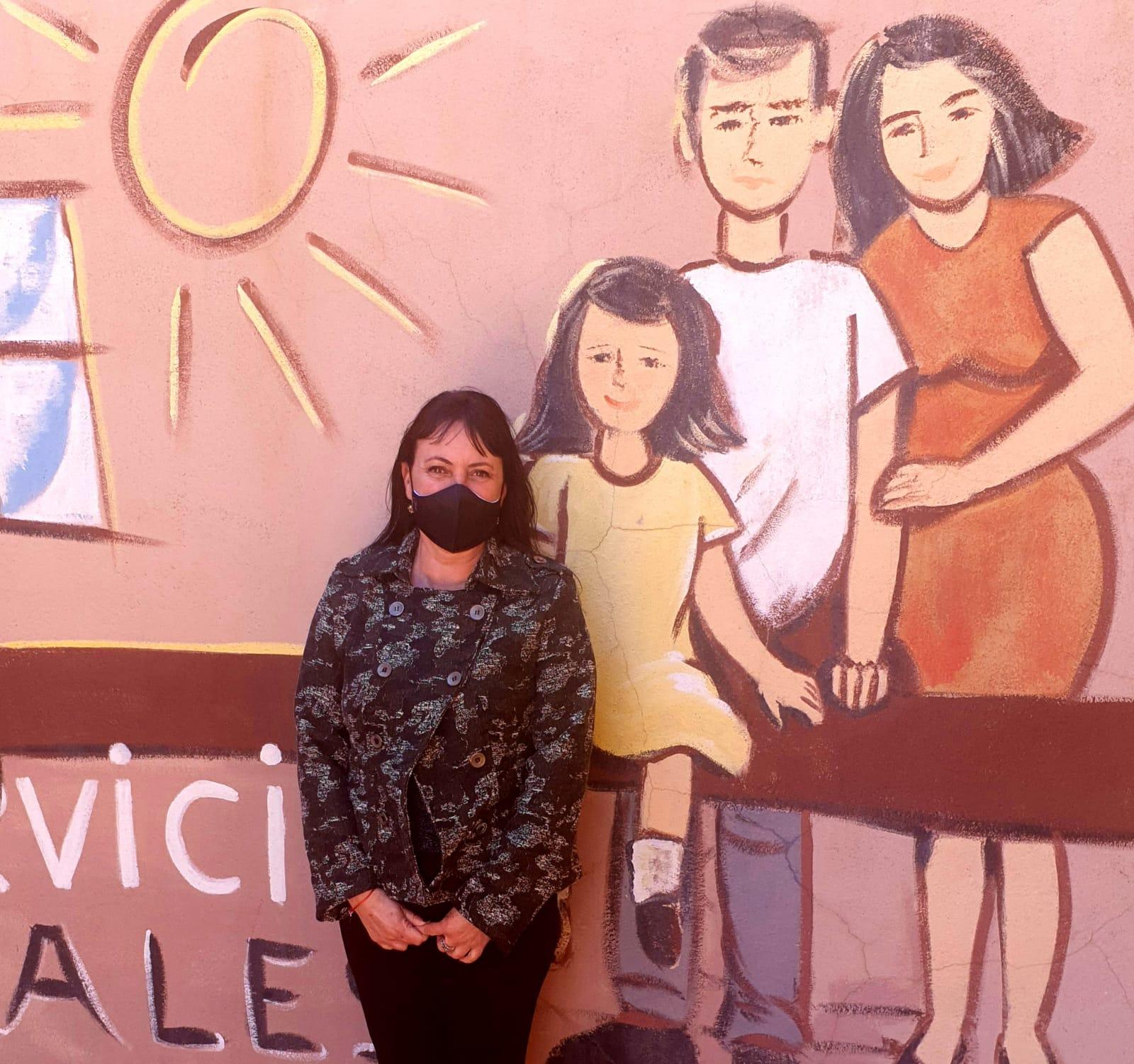 En la imagen, la concejal de Igualdad, Mercedes Candelario, junto a una de los murales alusivos al 8M.jpeg