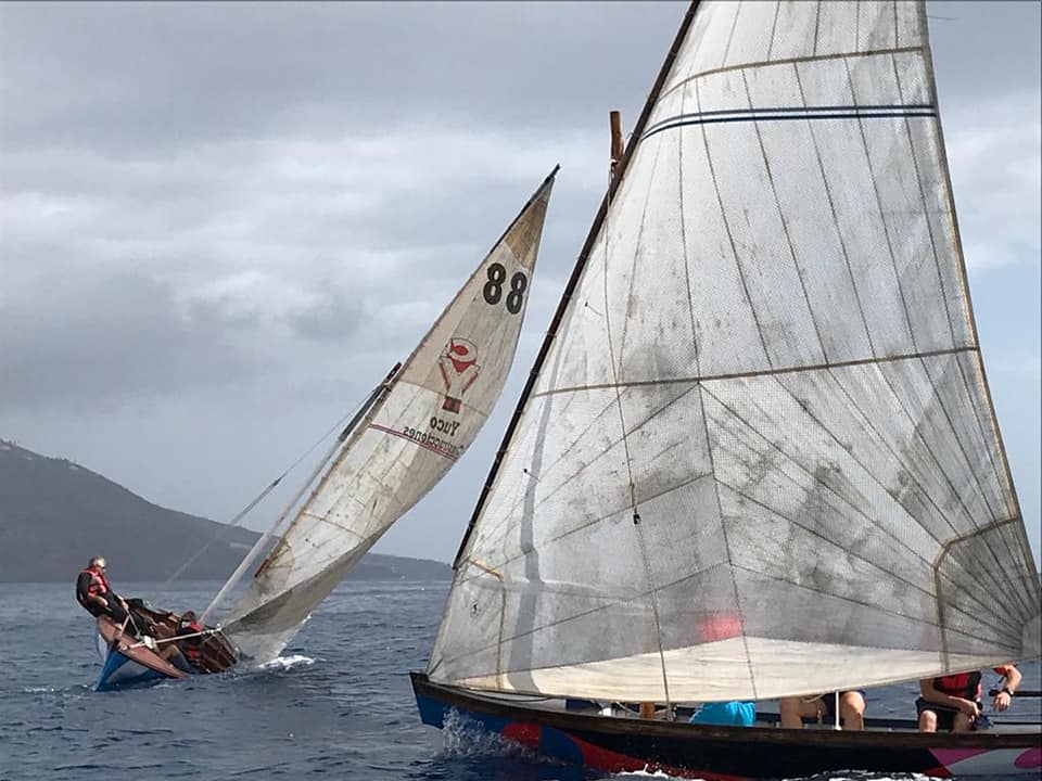 Regatistas entrenando en la bahía de Santa Cruz de La Palma.jpg