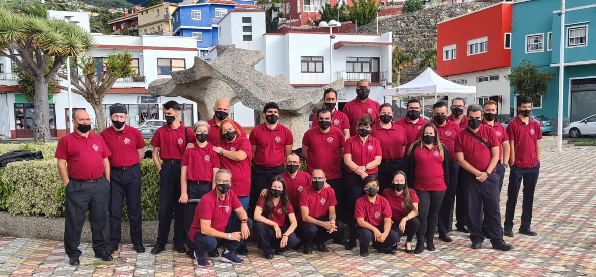 En la imagen, los miembros del grupo Gaifa, tras la Diana Floreada que se inició al amanecer de este 3 de mayo..jpg