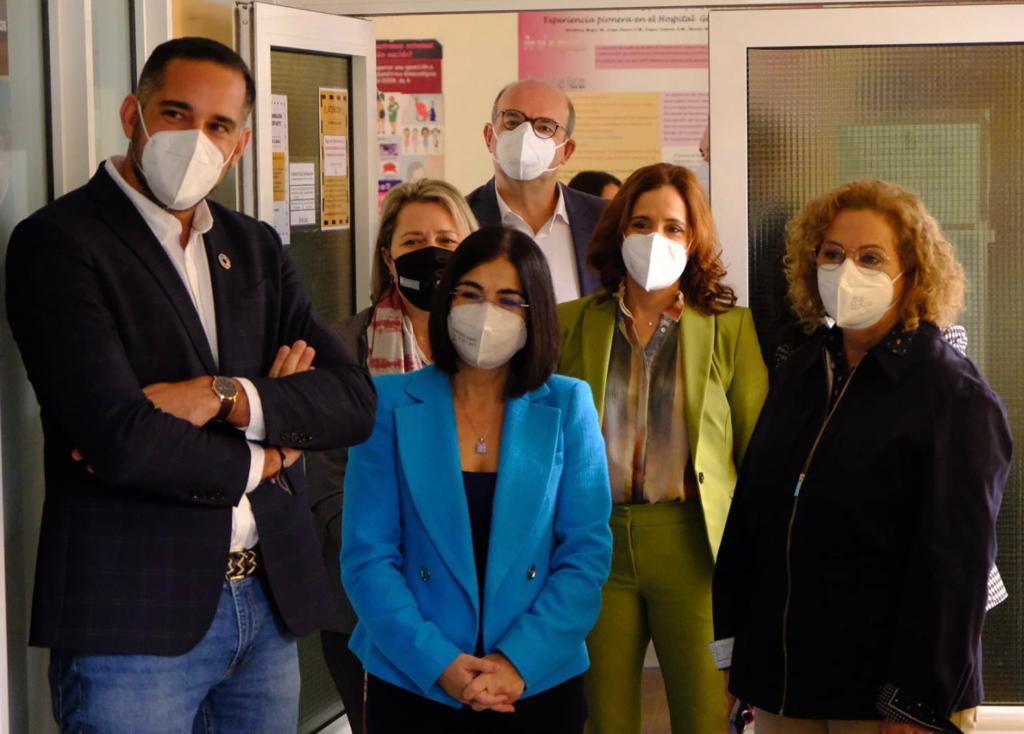 Carolina Darias, Kilian Sánchez y Mercedes Coello en una visita al Hospital Universitario de La Palma