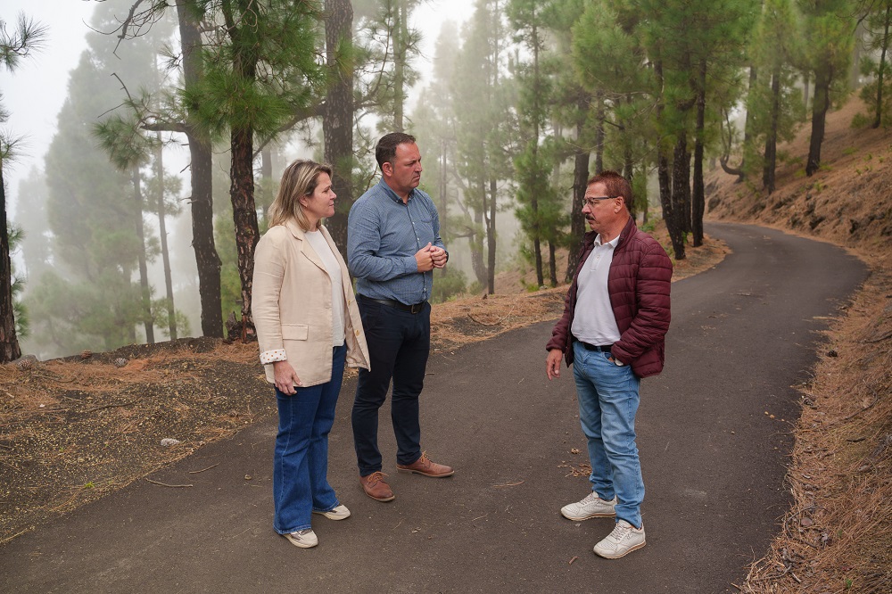 La consejera Alicia Vanoostende visitó las obras en la Pista de Los Canarios al Tión.jpg