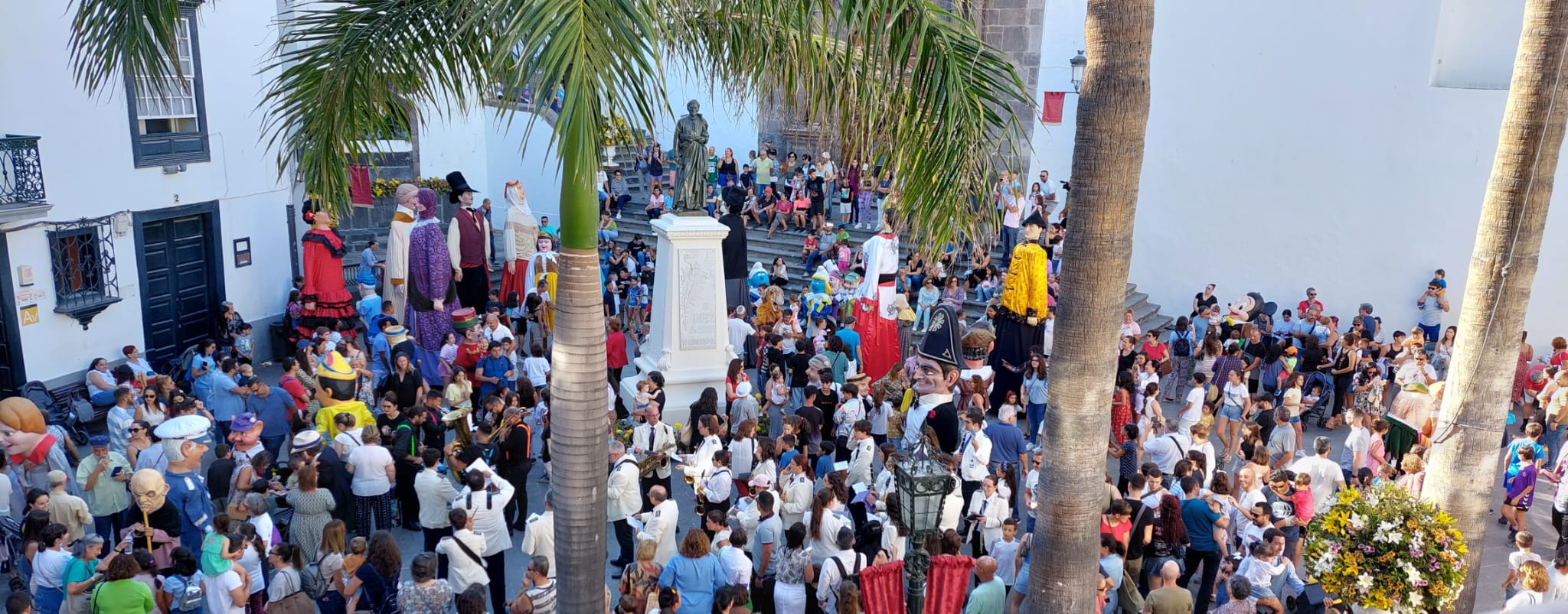 Foto Punto de encuentro en la plaza de España con los mascarones.jpg