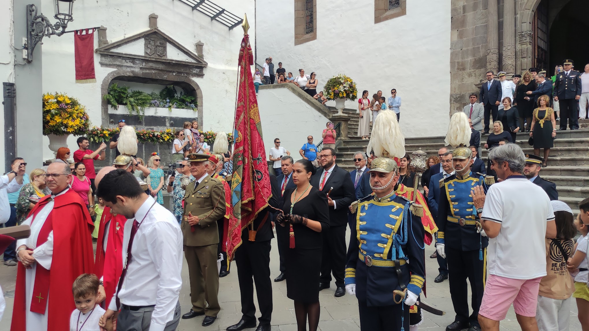 Foto Inicio de la procesión de la Santa Cruz.jpg