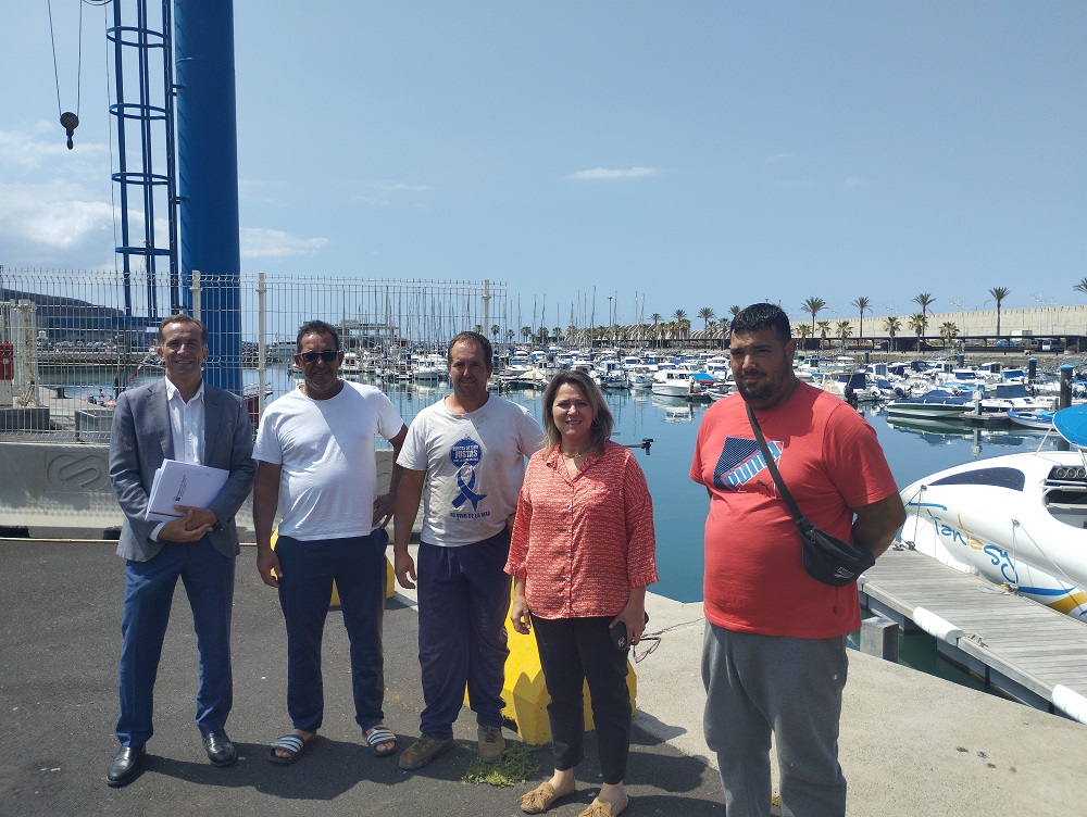 La consejera Alicia Vanoostende, junto a los miembros de la Cofradía de Tazacorte.jpg