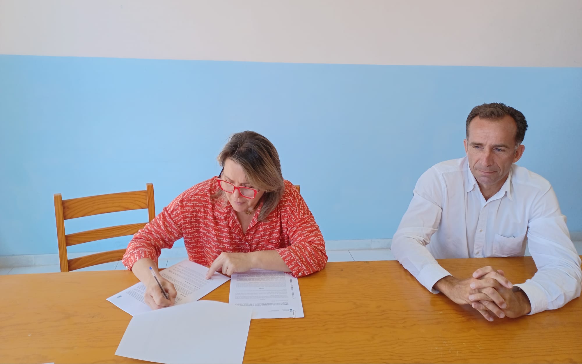 La consejera Alicia Vanoostende firma el convenio para la cesión de los espacios de actividad pesquera.jpg
