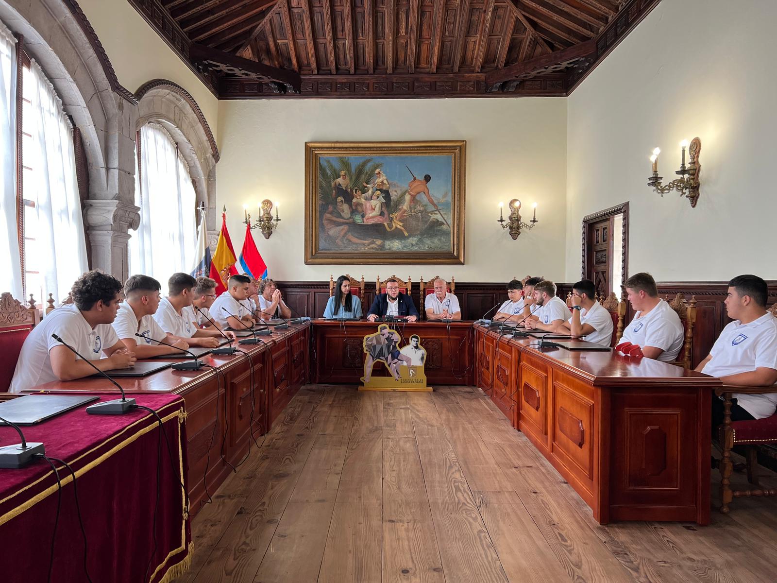 Foto recepción en el salón de plenos del Ayuntamiento.jpg