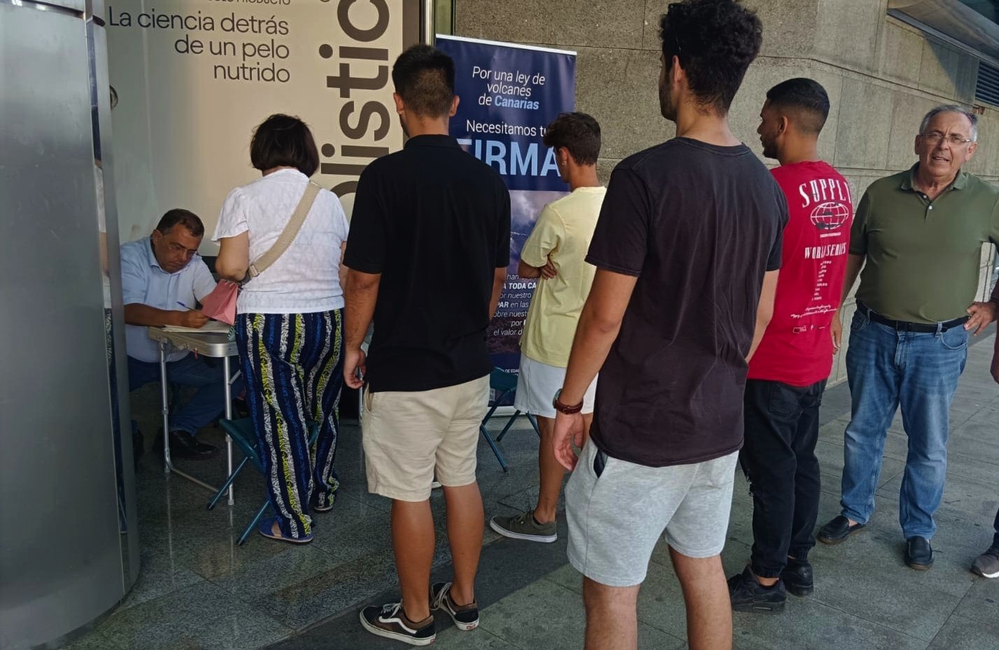 Recogida-de-firmas-en-el-Corte-Ingles-de-Santa-Cruz-de-Tenerife.jpg