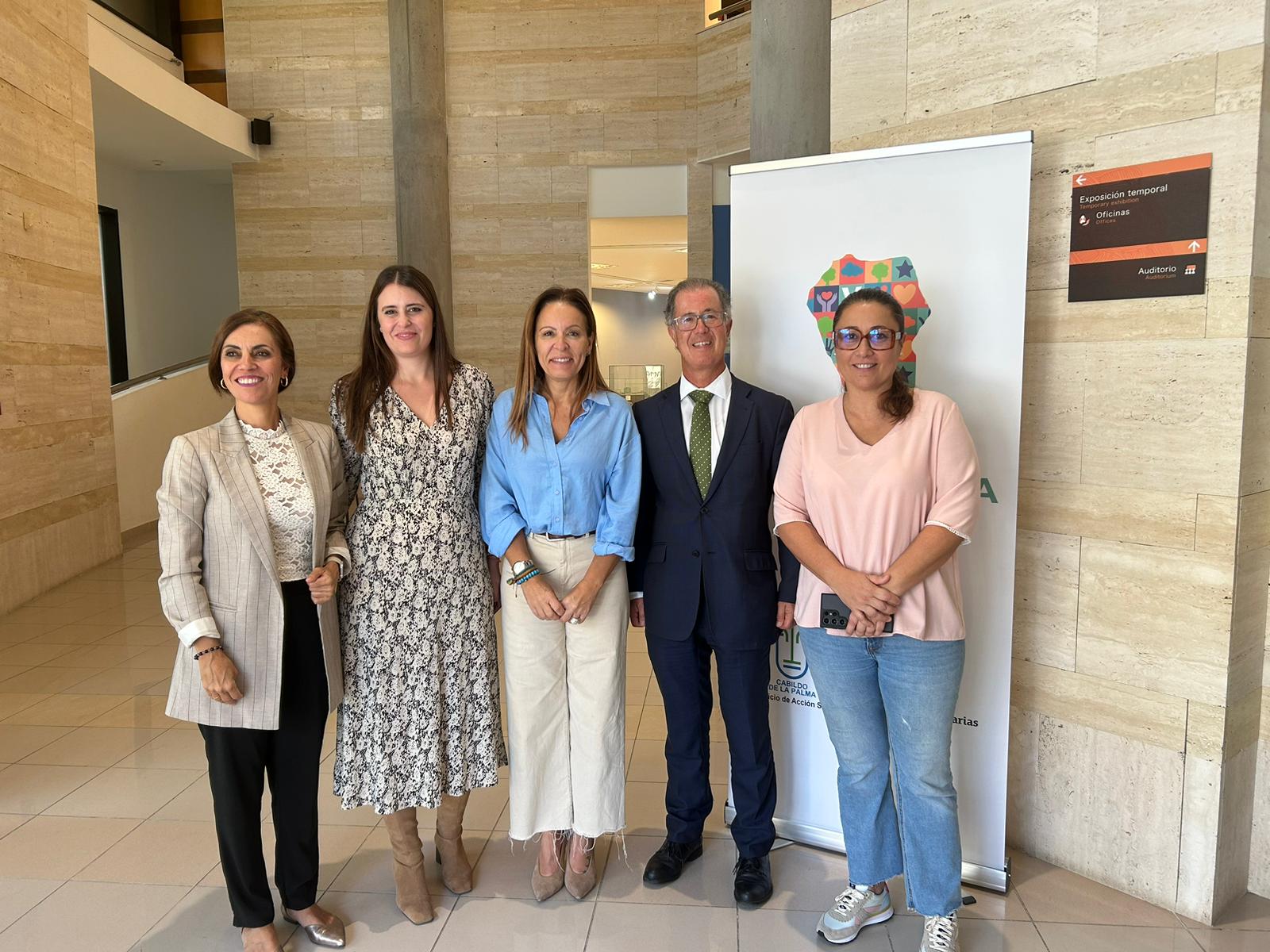 Fernando Gómez-Pamo junto a otras autoridades antes de las jornadas.jpg