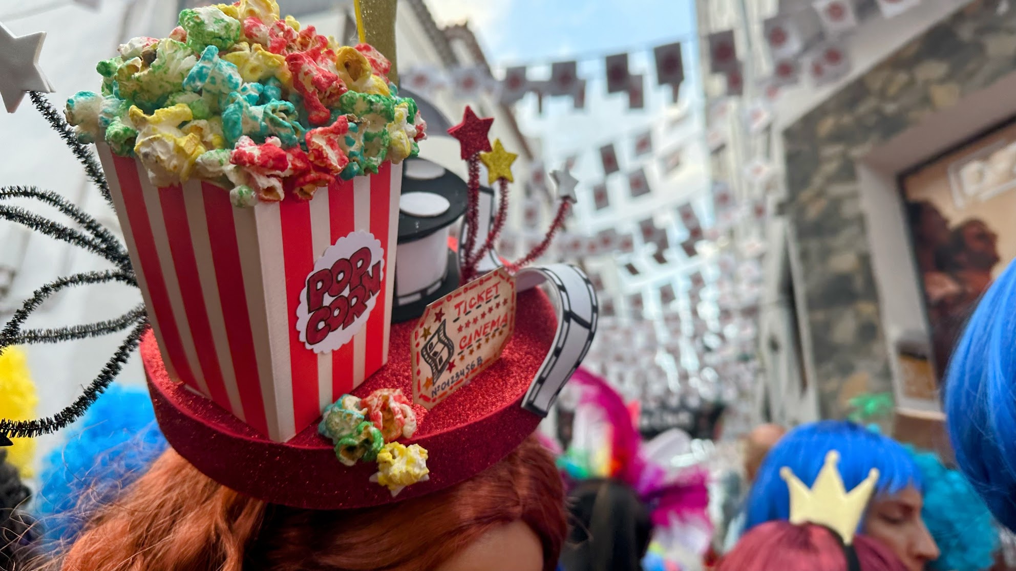 Foto Detalle de una peluca con la temática del carnaval de este año.jpg
