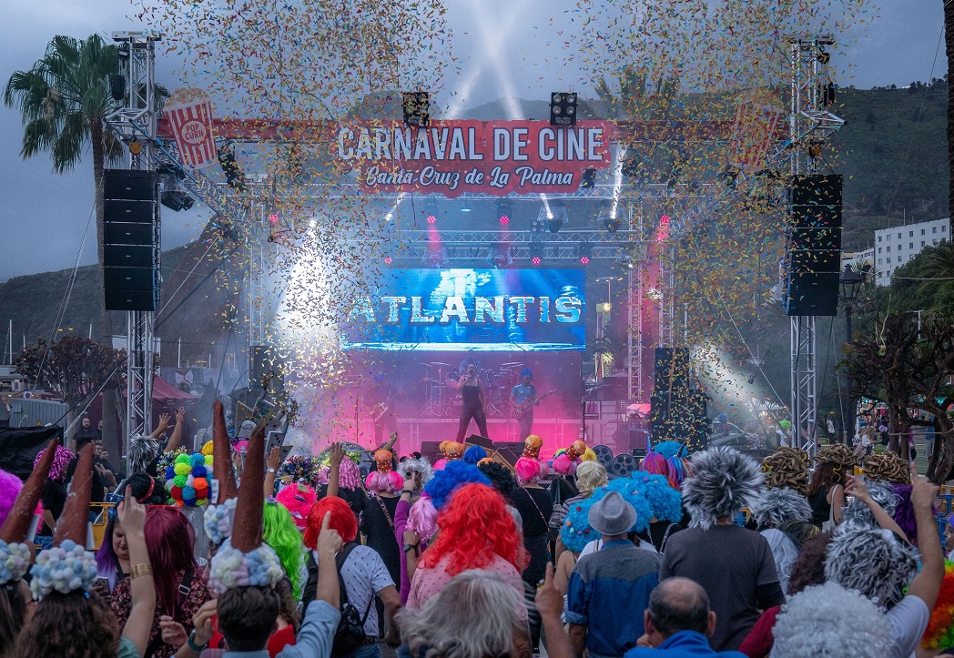 Foto Instante de una de las actuaciones musicales durante la Fiesta de la Peluca.jpg