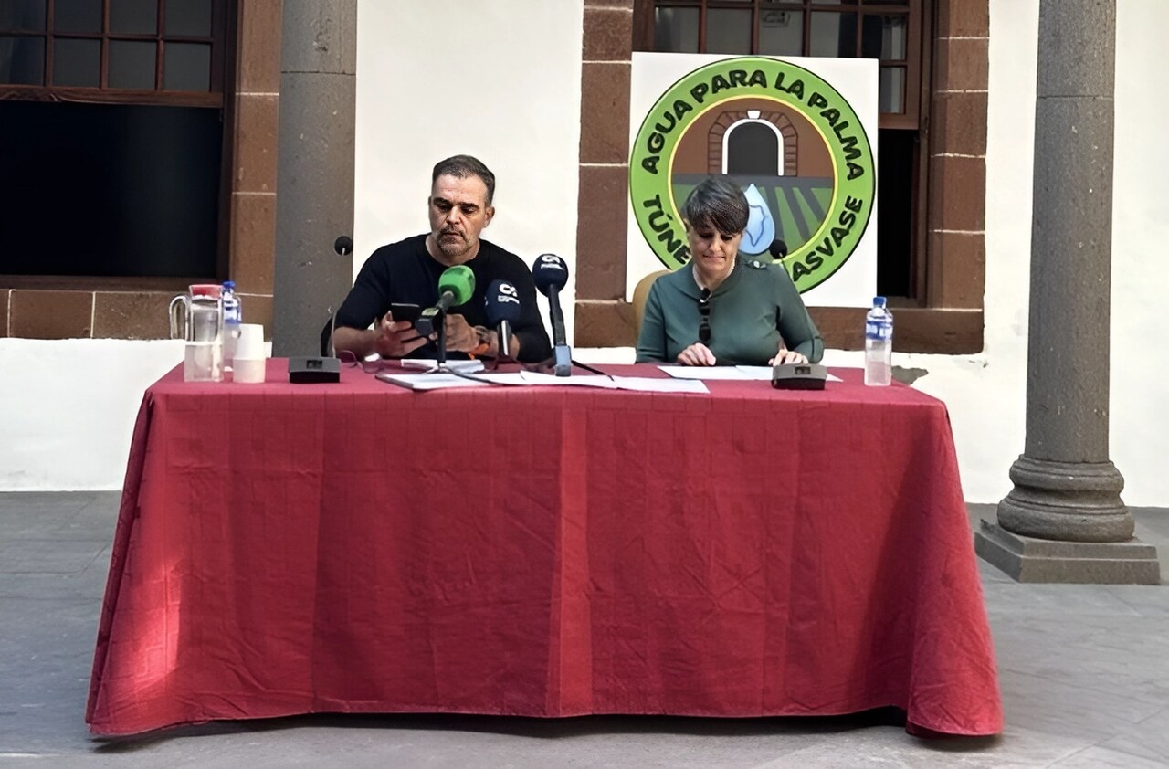 Pedro Monzón y Mónica Riverol, rueda de prensa, Agua para La Palma, Palacio Salazar, 23-2-2024 (2).jpg