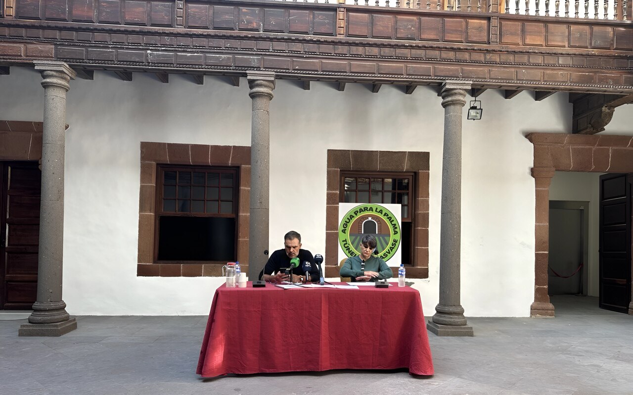 Pedro Monzón y Mónica Riverol, rueda de prensa, Agua para La Palma, Palacio Salazar, 23-2-2024 (3).jpg