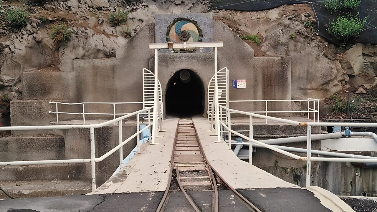 boca oeste del Túnel de Trasvase.jpg