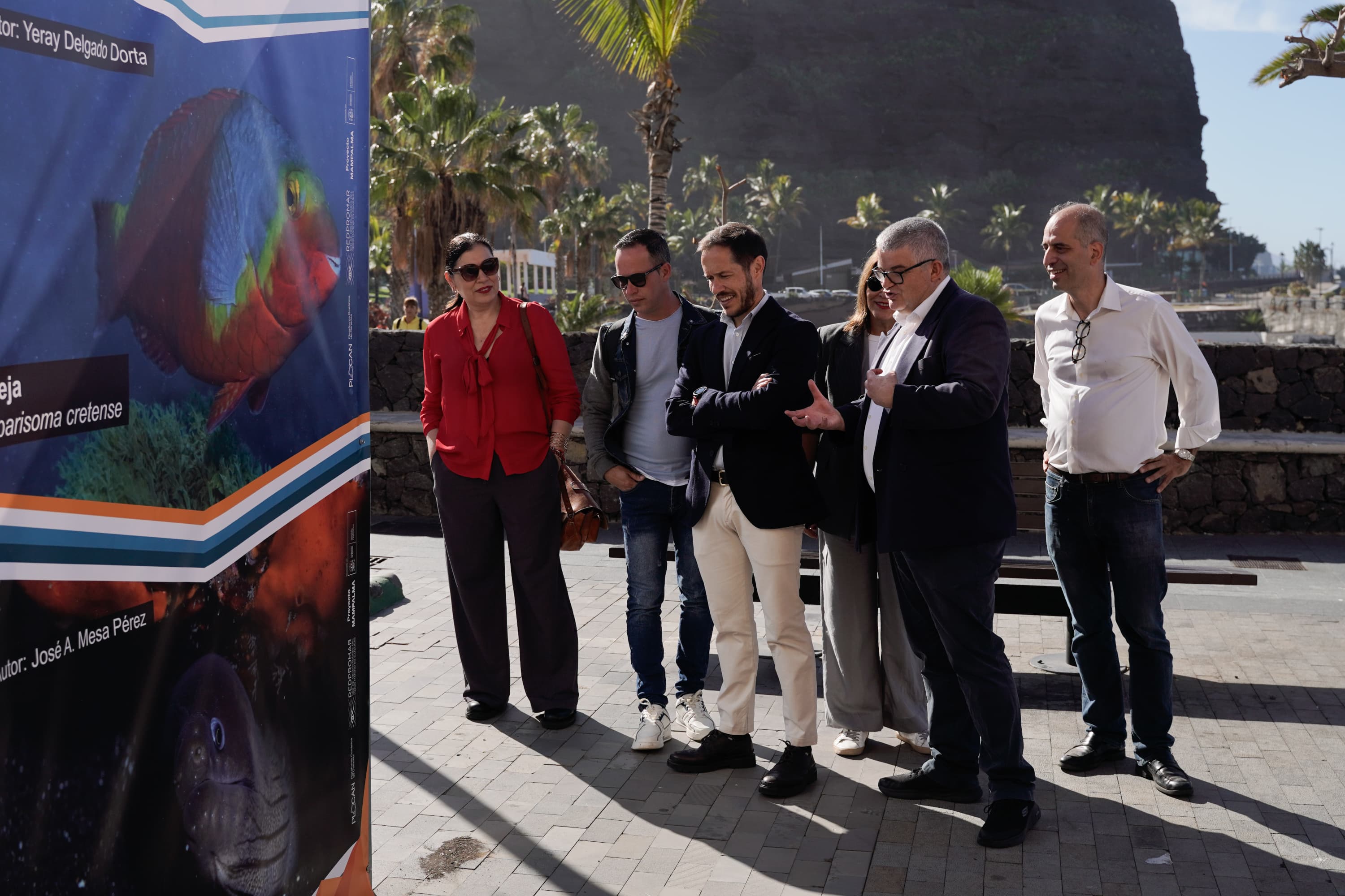 Mariano H. Zapata y Joaquín Hernández explican el contenido de la exhibición.jpg