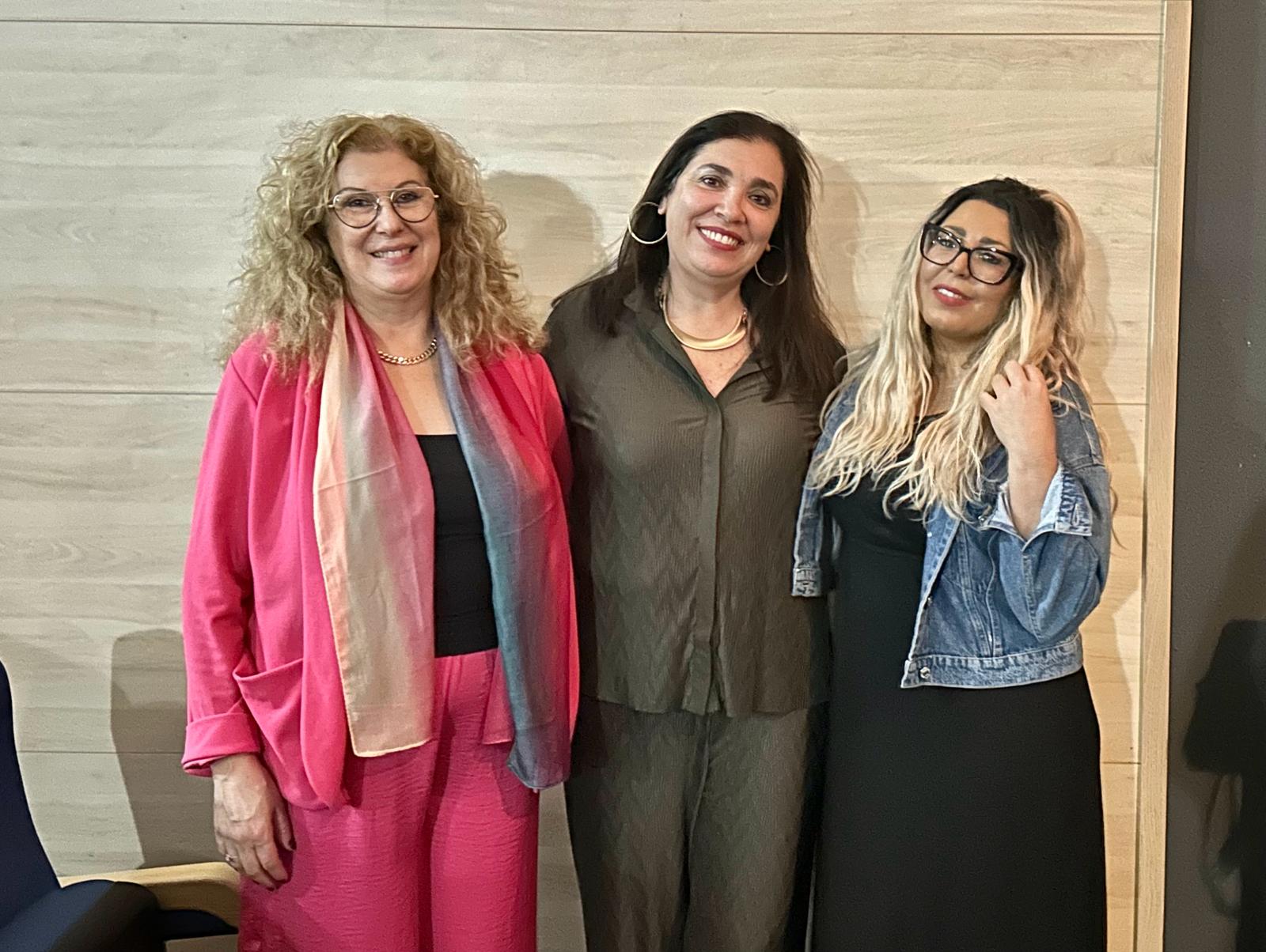 Lisi Sanchez con las protagonistas del documental.jpg