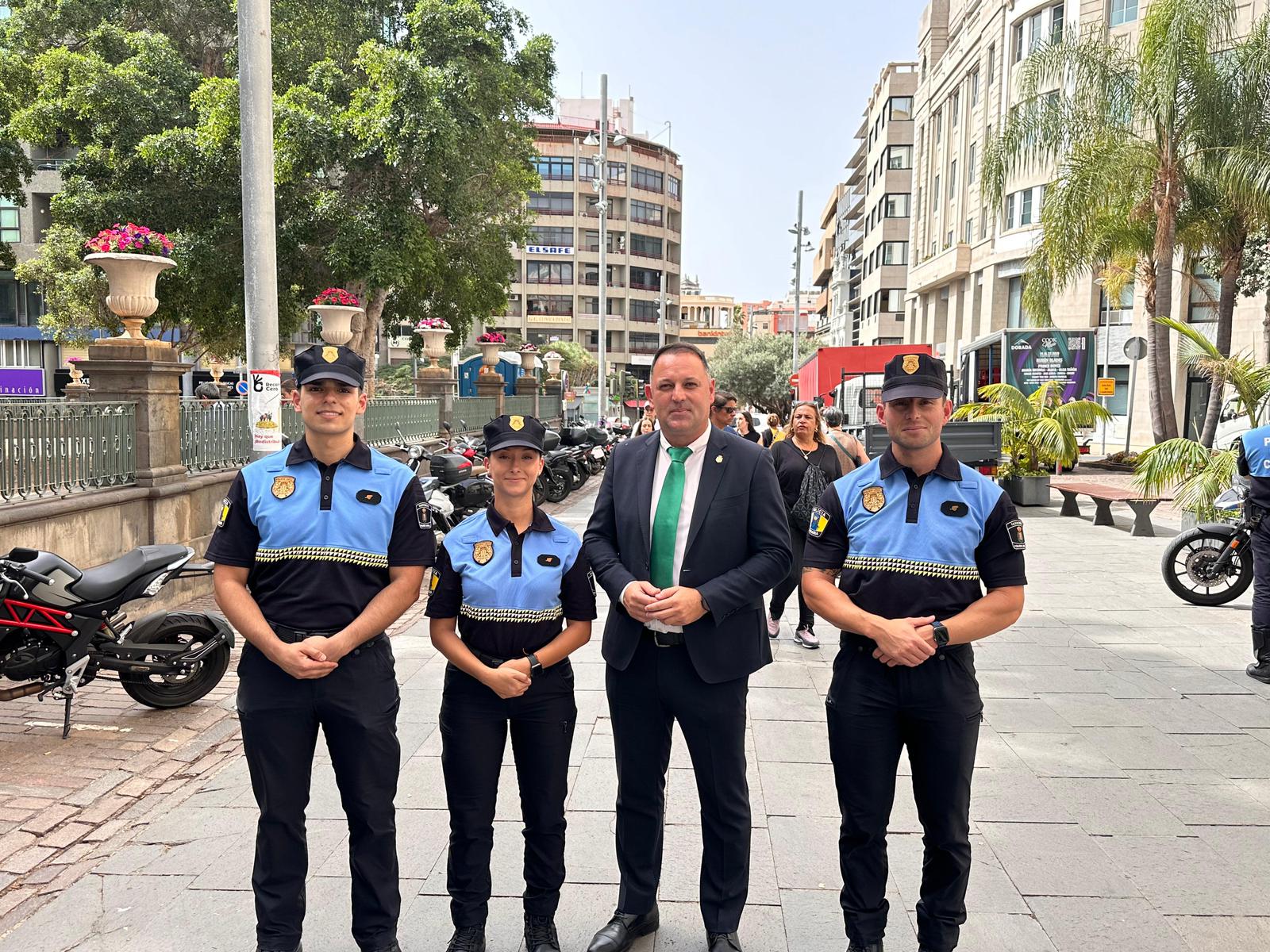 Alcalde Manuel González con Policia Local.jpg