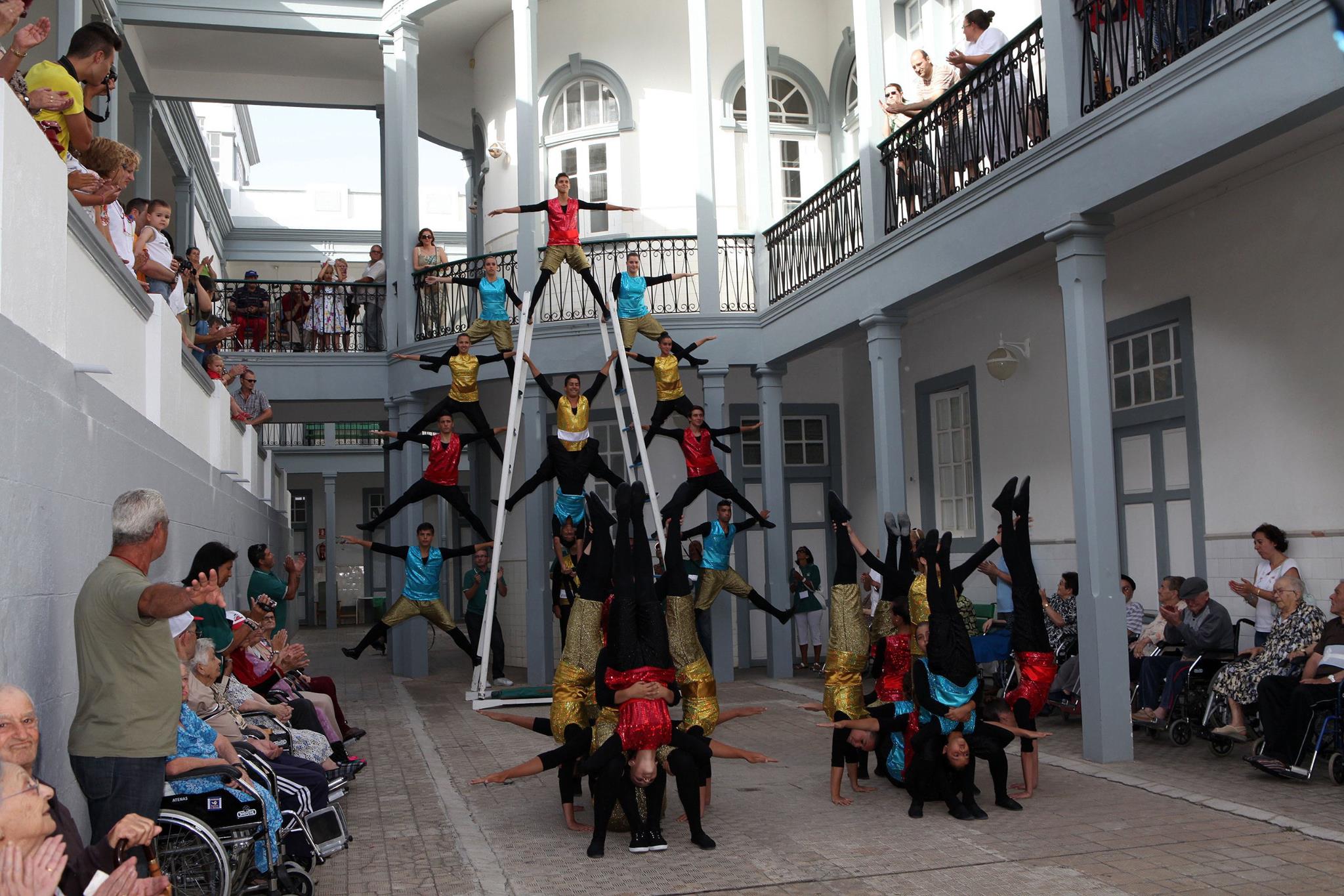 Foto danza de Acróbatas.jpg