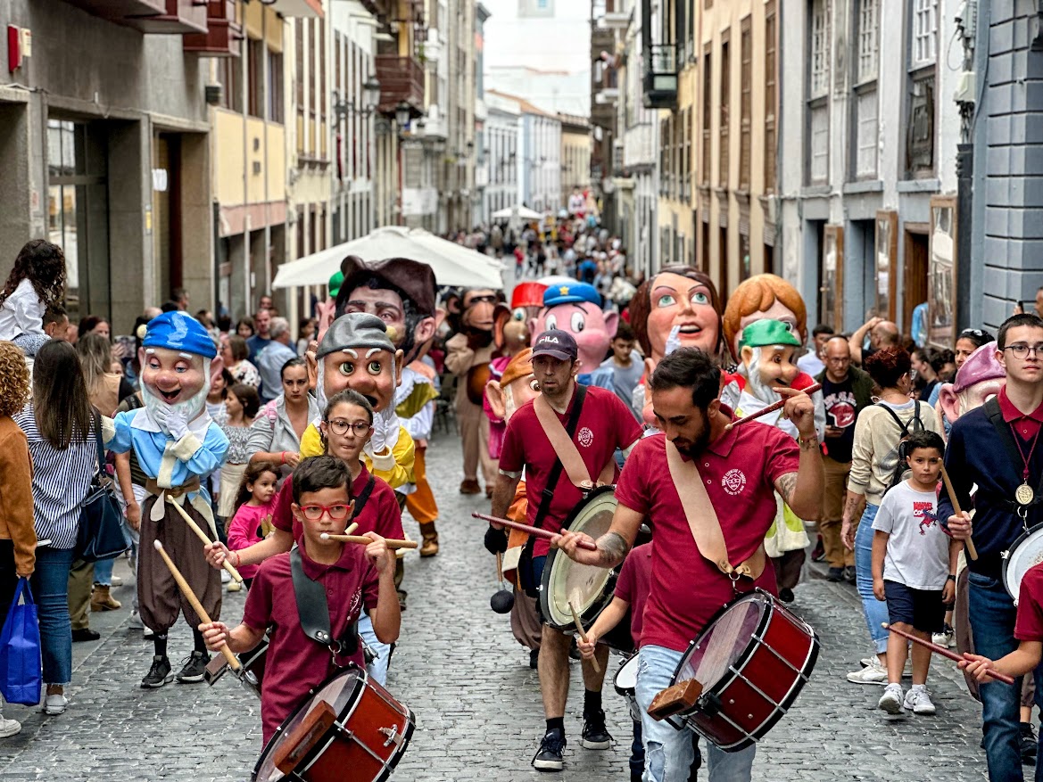 Foto La Gayfa ameniza el pasacalles de mascarones.jpg
