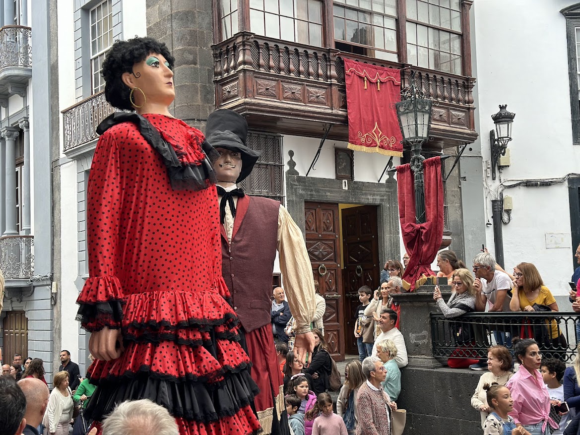 Foto Instante del pasacalle de gigantes en la calle Real.jpg