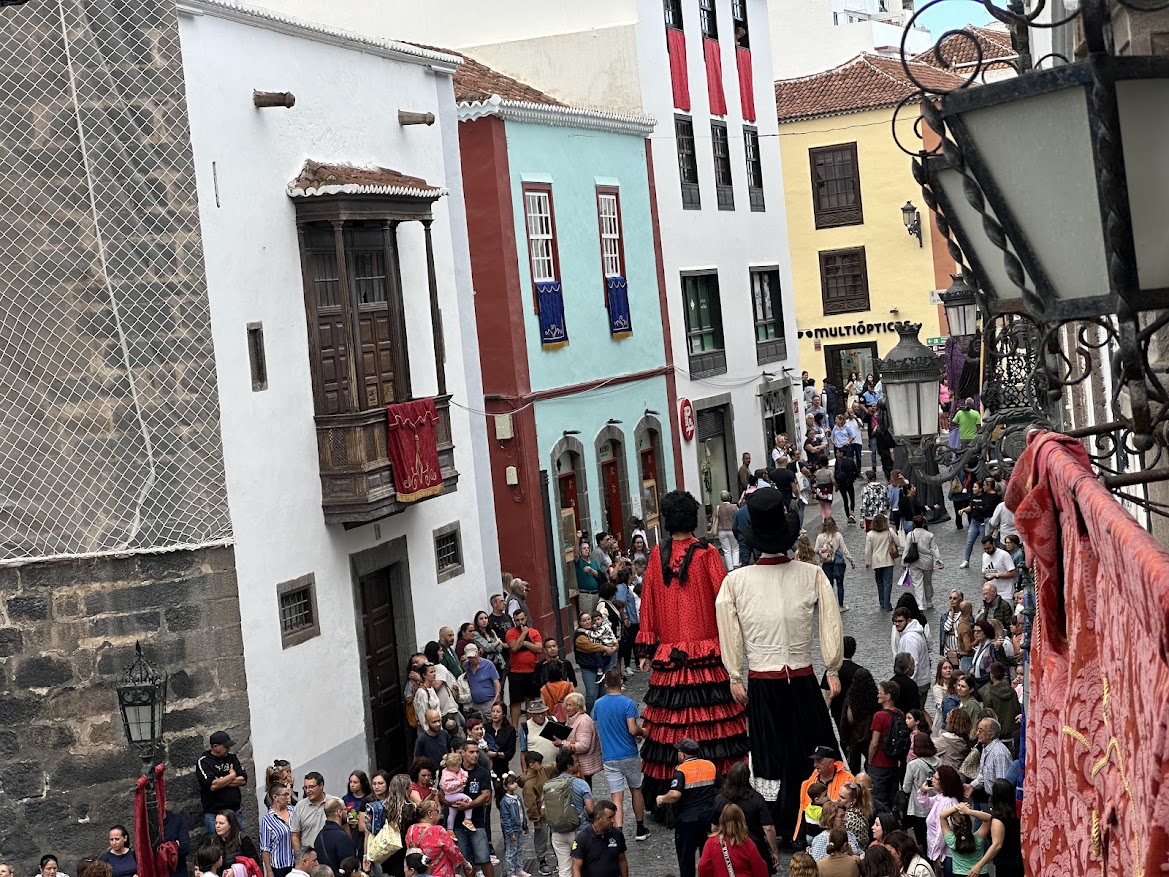 Foto detalle de algunos gigantes del desfile.jpg