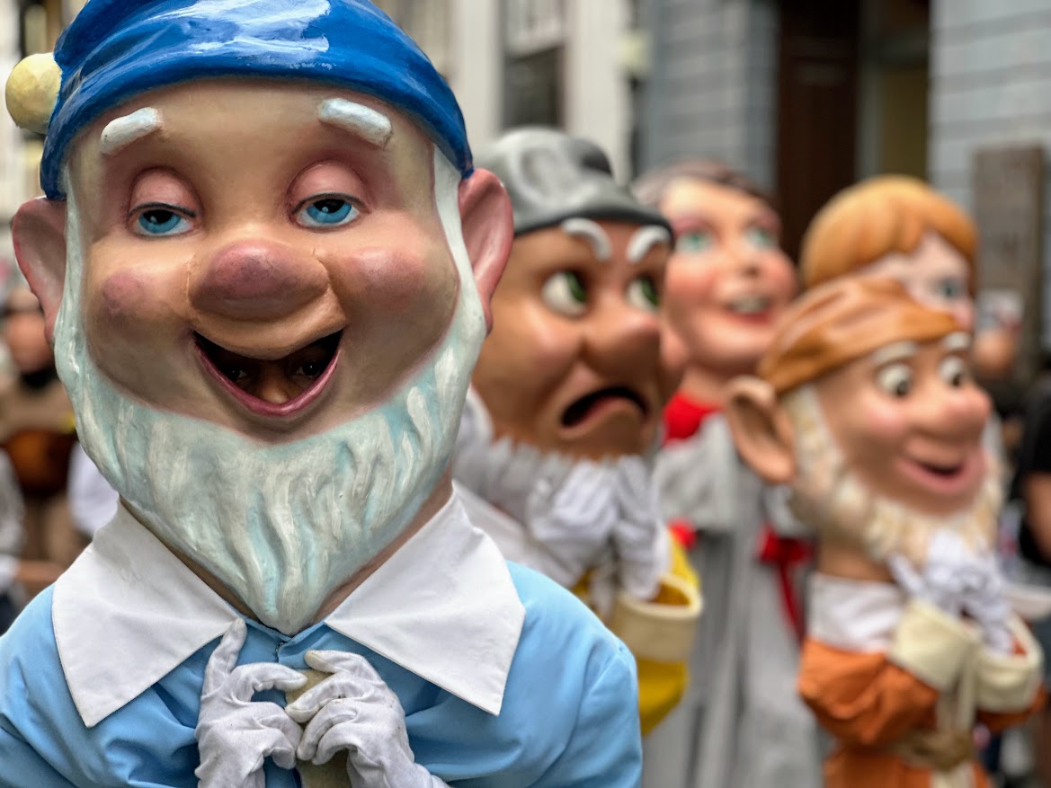 Foto uno de los siete enanitos de los mascarones a su paso por la calle ODaly.jpg