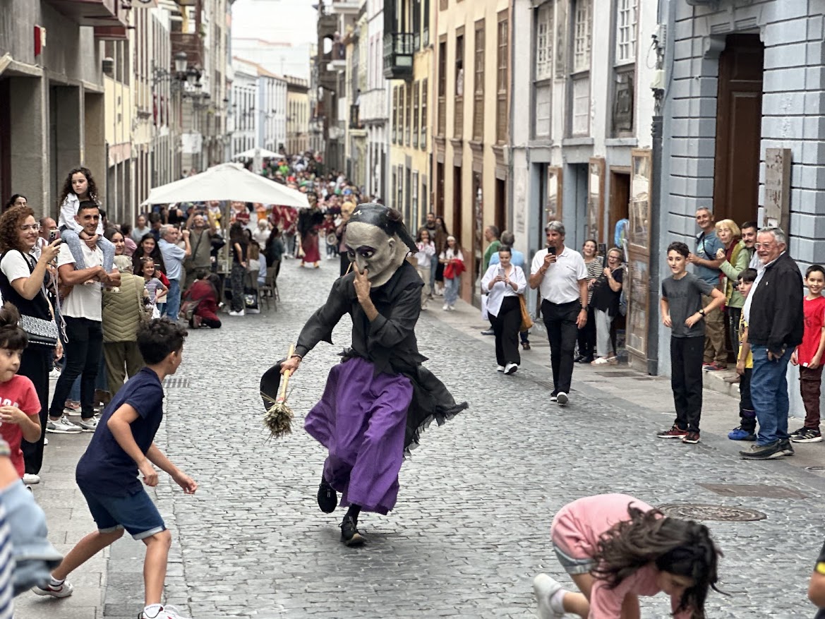 Foto Una de las brujas asustando a su paso por el desfile.jpg