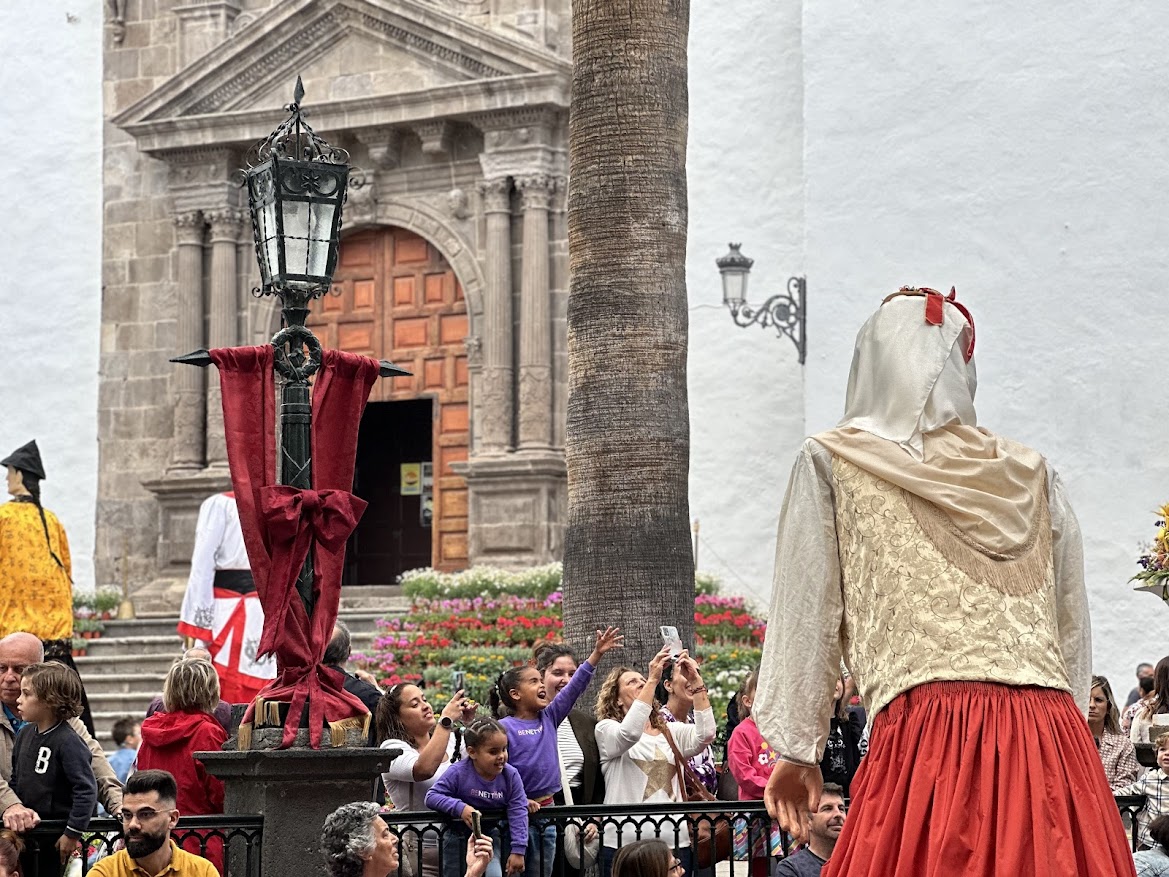 Foto Una maga gigante saluda al público asistente en la plaza de España.jpg