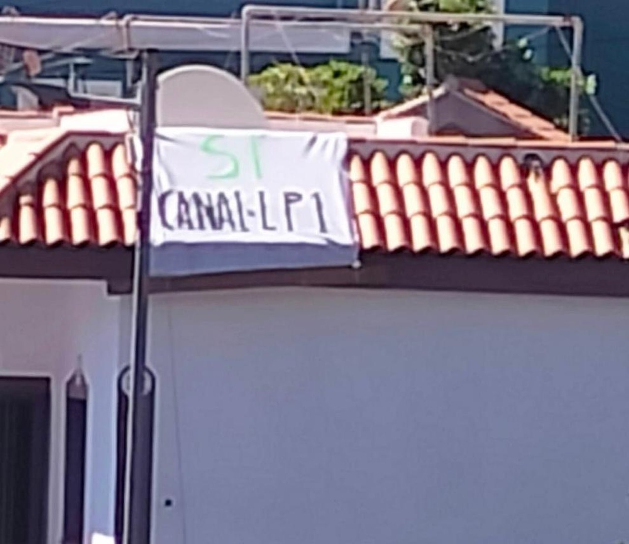 pancartas en Fuencaliente contra la desaladora y a favor de arreglar el canal LP1 (4).jpg