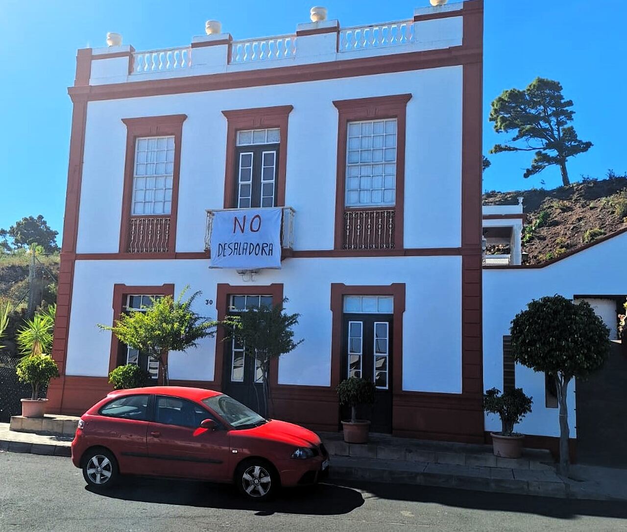 pancartas en Fuencaliente contra la desaladora y a favor de arreglar el canal LP1 (12).jpg