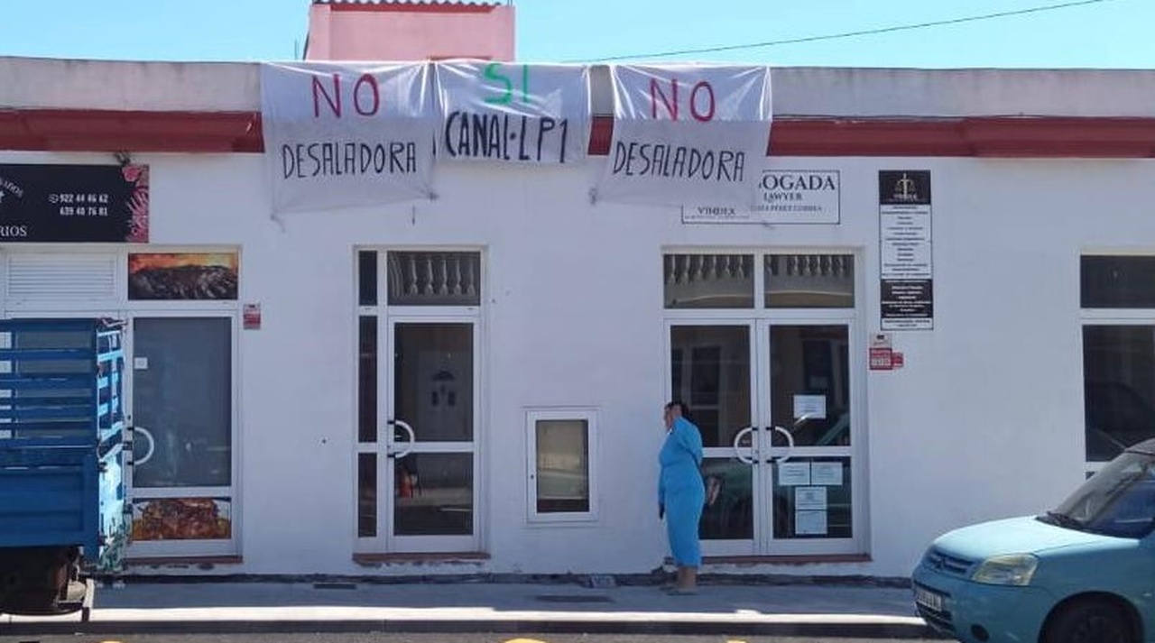 pancartas en Fuencaliente contra la desaladora y a favor de arreglar el canal LP1 (14).jpg