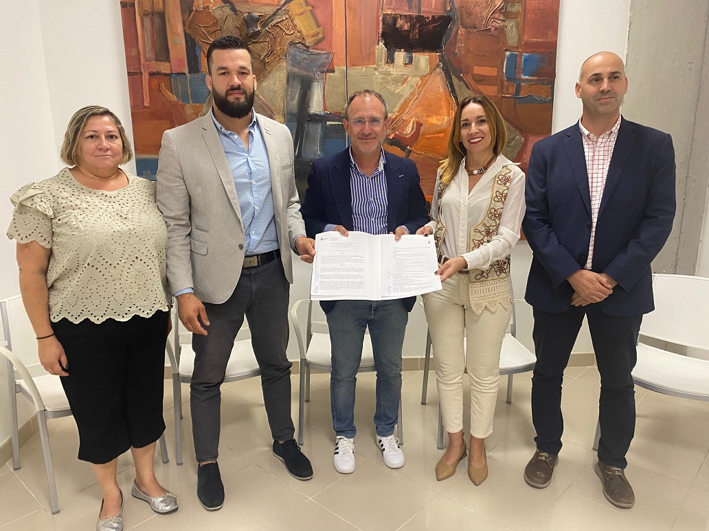 Firma del acta de entrega de la carretera.jpg