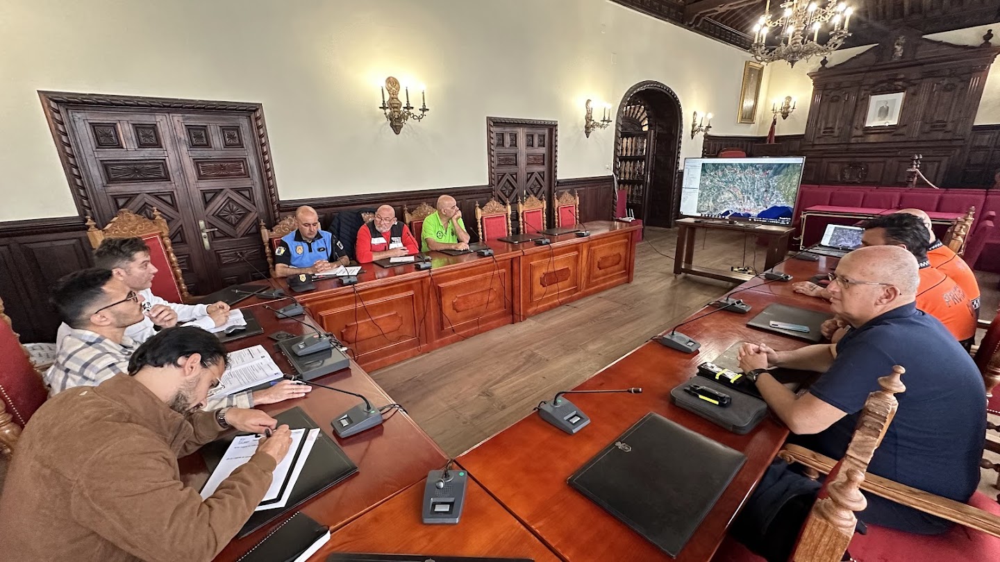 Foto detalle reunión seguridad prueba ciclista.jpg