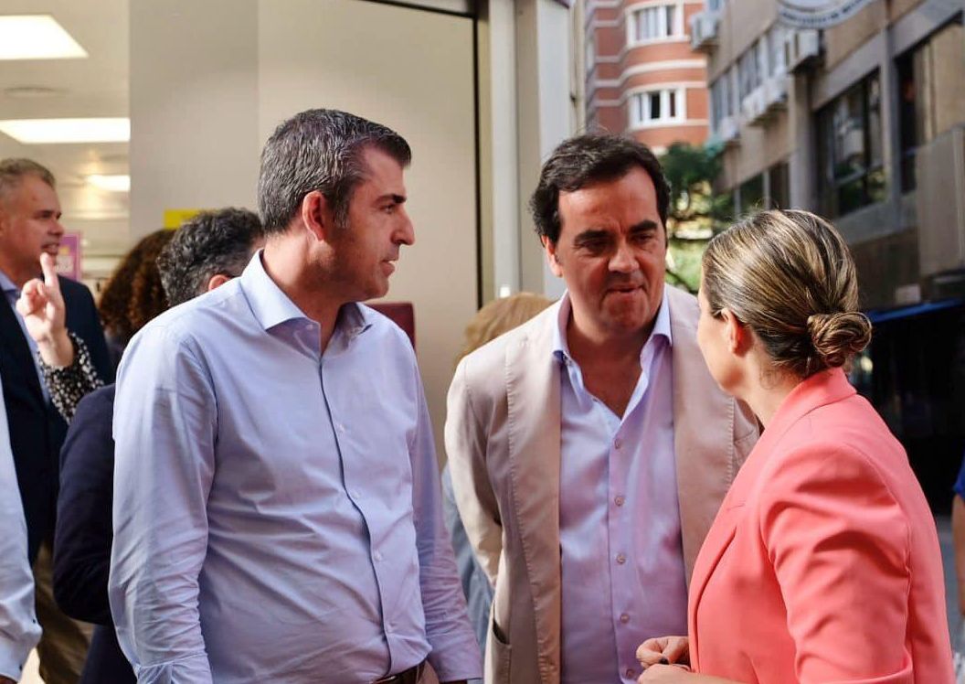 El vicepresidente y consejero de Comercio, Manuel Dominguez, y el director general de comercio, David Mille, en una visita recie